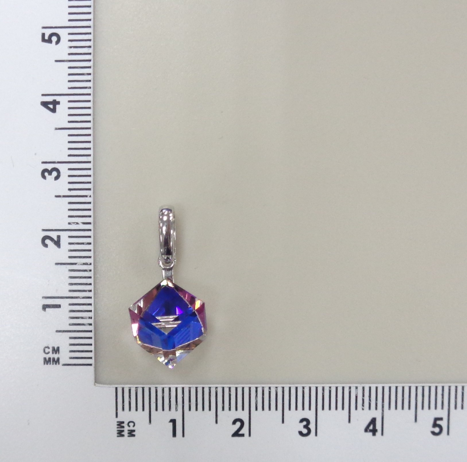 Серебряная подвеска с кристаллом